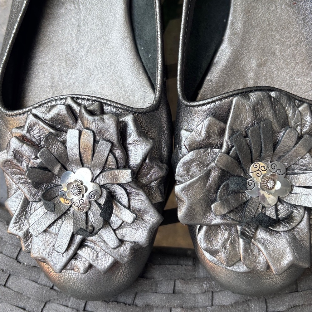 Brighton Carly Silver Metallic Leather Ballet Flats Comfy Shoes Women’s 6.5 - Picture 2 of 7